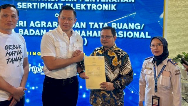 Launching Layanan Elektronik, Pj Bupati Bantaeng Terima Sertipikat Elektronik oleh Menteri ATR