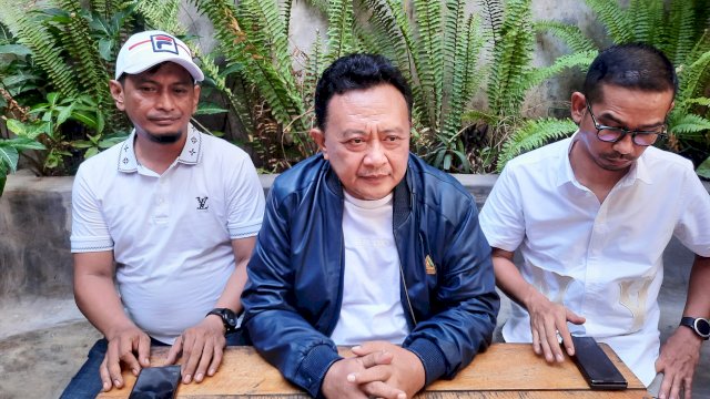 Ketua Laskar Prabowo 08, Syarifuddin Daeng Punna (tengah)