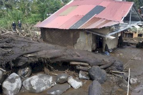 Dahsyat! Banjir Luluh Lantakkan Sumatera Barat, Lebih dari 40 Orang Tewas