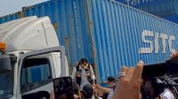 Sri Mulyani Panjat Truk Kontainer yang Bawa Barang Impor di Pelabuhan Tanjung Priok, Ada Apa?