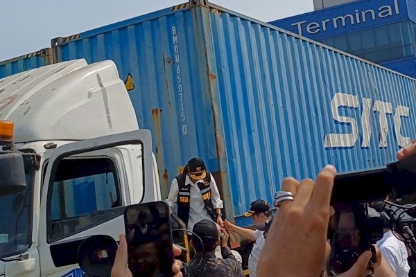 Sri Mulyani Panjat Truk Kontainer yang Bawa Barang Impor di Pelabuhan Tanjung Priok, Ada Apa?
