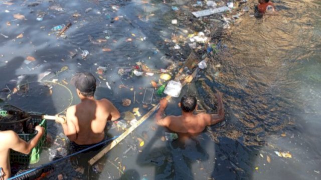 Satgas Drainase Dinas PU Makassar Lakukan Pembersihan Kanal Kandea.