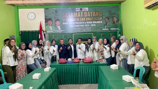 Gass! Tasming Hamid Kembalikan Formulir Pendaftaran ke PPP dan PDIP, Diantar Rekan NasDem-Komunitas Perempuan Pendukung TSM &#8216;Bestie&#8217;