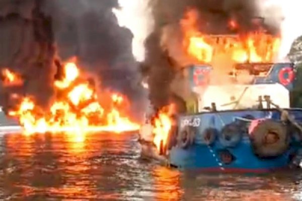 2 Kapal Terbakar di Perairan Barito, 10 Orang Hilang