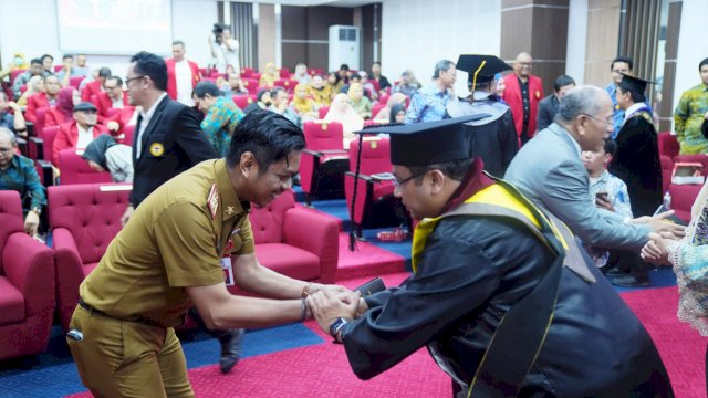 Firman Pagarra Hadiri Langsung Promosi Doktor Mantan Wali Kota Tangerang.