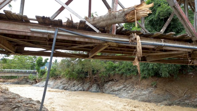 Banjir disertai Tanah Lonsor di Kabupaten Luwu, Sulsel.