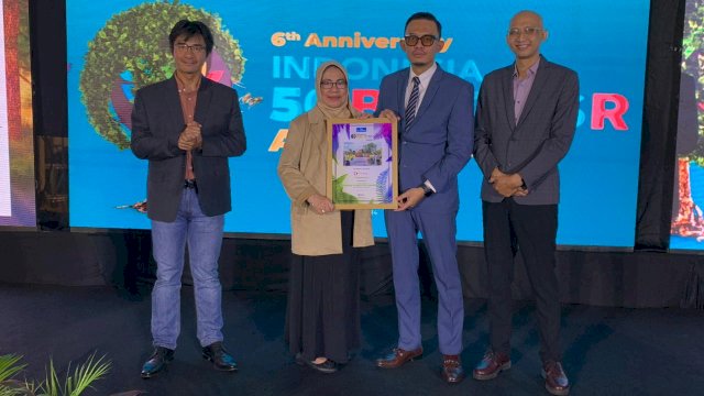 General Affair & Legal Manager Bumi Karsa, Sariwati, menerima penghargaan Indonesia Best CSR Award 2024 in Construction Services Sector versi The Iconomics.