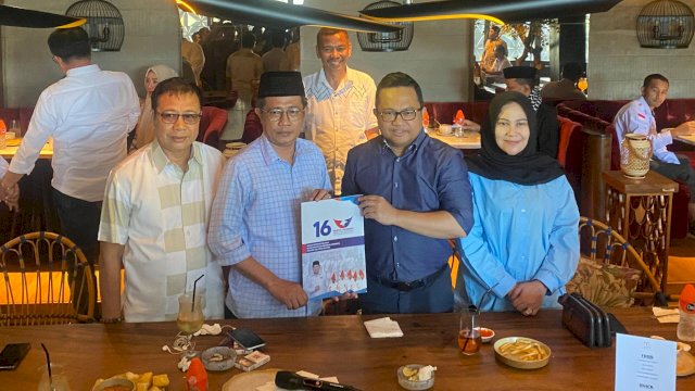 Ketua DPW Perindo Sulsel Sanusi Ramadhan Menyerahkan Rekomemdasi Usungan untuk Bakal Calon Bupati Gowa Darmawangsyah Muin.