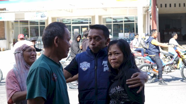 Bakal Calon Bupati Sidrap, Syaharuddin Alrif (tengah) Bersama Masyarakat Sidrap.