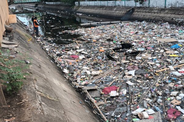 Rutin Bersihkan Kanal, Dinas PU Makassar Komitmen Beri Layanan Terbaik ke Masyarakat