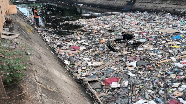 Dinas PU Makassar Lakukan Pembersihan Kanal Pannampu.