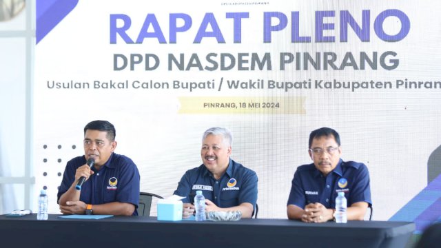 Ketua DPD NasDem Pinrang Andi Irwan Hamid (tengah) Sekaligus Calon Bupati Pinrang.