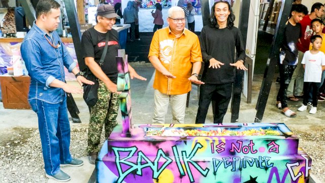 Rektor UNM Makassar Membuka Pameran Revolusi Esok Pagi (Foto : Muhammad Zulkifli)