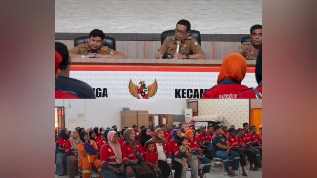Camat Mariso Aswin Kartapati Harun (tengah) Memberikan Arahan ke Petugas Kebersihan di Kecamatan Mariso.
