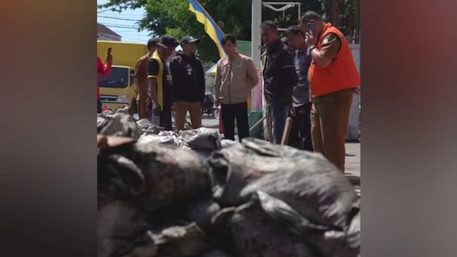 Dinas PU Makassar Gelar Kegiatan Normalisasi Saluran Drainase di Kecamatan Tamalate.
