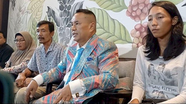 Hotman Paris bersama Keluarga Vina Cirebon.(F-INT)