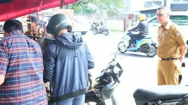 Camat Makassar Husni Mubarak (kanan) Memimpin Penertiban PK5.