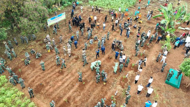 Kodim 1408/ bersama Forkopimda, KASAD Lakukan Penanaman Pohon.(F-INT)