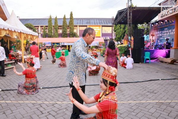 Danny Pomanto Hadiri Perayaan Paskah Gereja Toraja Jemaat Tamalanrea, Simbol Toleransi dan Kerukunan di Kota Makassar