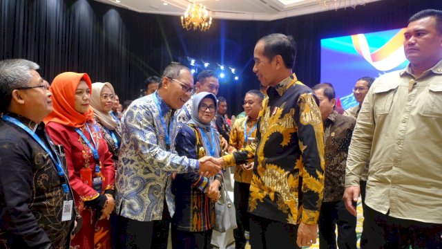 Wali Kota Makassar Danny Pomanto Bersalaman dengan Presiden Jokowi.(F-Humas)