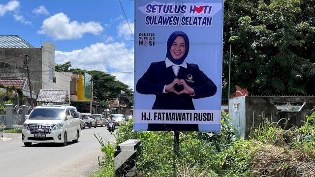 Spanduk Fatmawati Rusdi 'Setulus Hati Sulawesi Selatan' Bertebaran hingga Pelosok Sulsel.