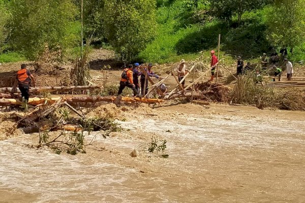 DamKarMat Makassar Berjuang Pulihkan Akses Terputus Akibat Banjir di Luwu