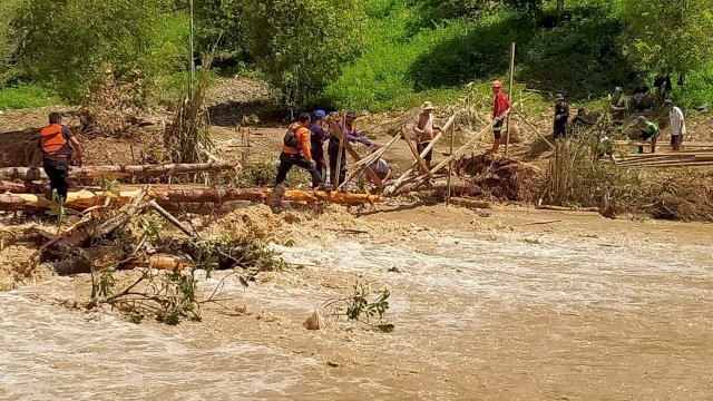 Akses Terputus Akibat Banjir di Luwu.