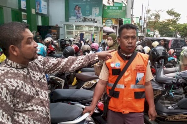 Dirum PD Parkir Makassar Rizal Asjahad Turun Langsung Edukasi Jukir: Berprilaku Baik dan Sopan ke Warga!