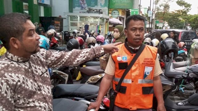 Dirut PD Parkir Rizal Asjahad Rahman turun langsung mengedukasi Jukir.