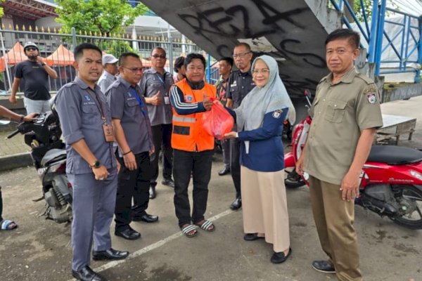 Dirut PD Parkir Yulianti Tomu Salurkan Bantuan untuk Jukir di Makassar: Semoga Bermanfaat!