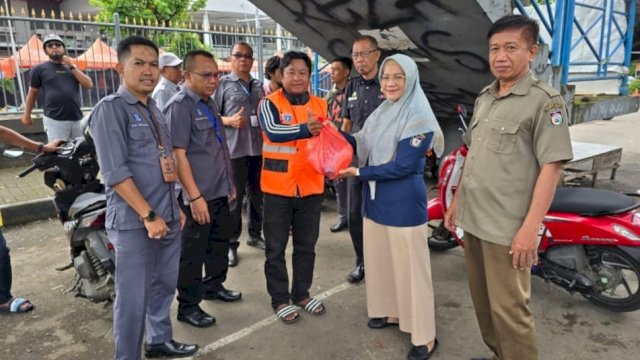 Dirut PD Parkir Yulianti Tomu Beri Bantuan untuk Jukir di Makassar.