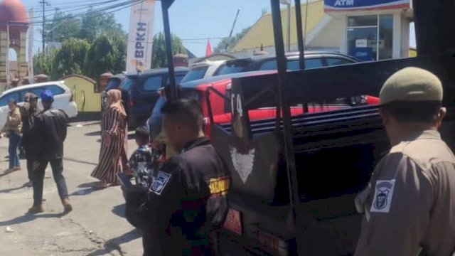 Jukir Liar di Asrama Haji Makassar.