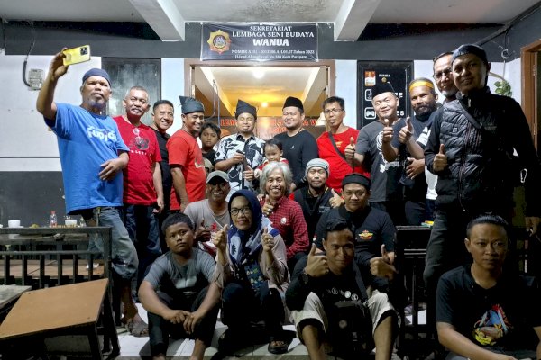 Lembaga Penggiat Budaya LSBW Hadiahi TSM Passapu-Sebilah Badik: Kami Berharap Tasming Hamid jadi Wali Kota Parepare!