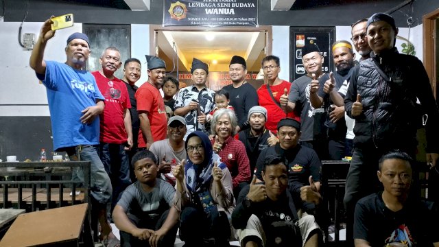 Lembaga Penggiat Budaya LSBW Hadiahi TSM Passapu-Sebilah Badik.