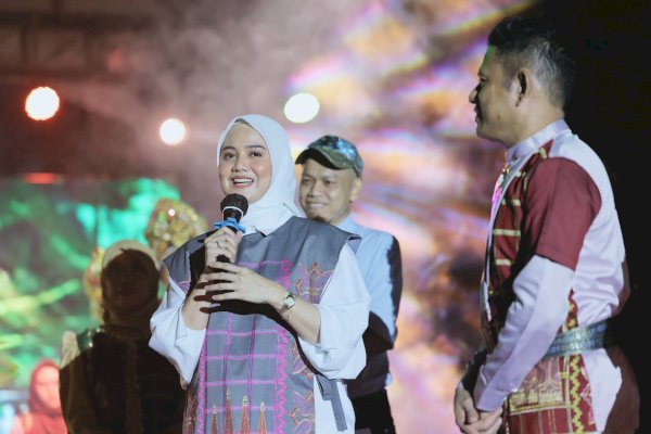 Tampil Cantik dengan Busana Wastra Corak Barru, Dokter Ulfah Tutup Berbaur Fest 2024: Terima Kasih Atas Partisipasi Masyarakat! 