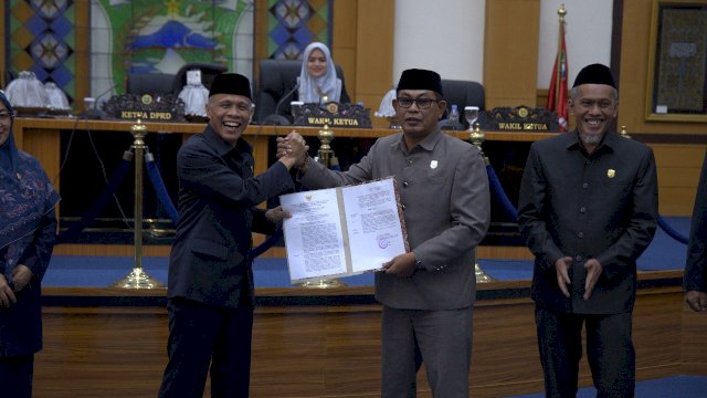 Ketua DPRD Haris Gani bersama Wabup Pangkep Syahban Sammana.