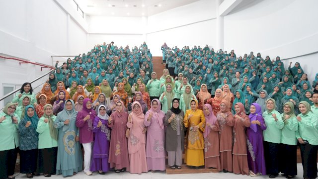 TP PKK Kota Makassar Sharing Kegunaan Aplikasi Dasawisma ke Delegasi TP PKK Kota Gorontalo.