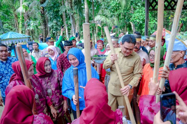 Bupati Suardi Saleh-Dokter Ulfah Hadiri Pesta Panen Adat Paenge: Ini Upaya Pelestarian Budaya Lokal, Pertahankan!