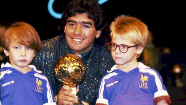 Diego Maradona dengan Trofi Bola Emasnya di Piala Dunia 1986.(F-INT)