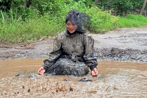 Selebgram Lampung Mandi Lumpur Protes Jalan Rusak, Sindir Pemerintah: Butuh Realisasi