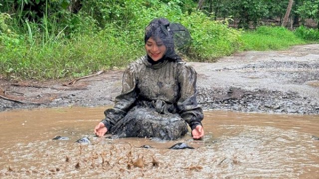 Selebgram Lampung Mandi di Lumpur.(F-INT)