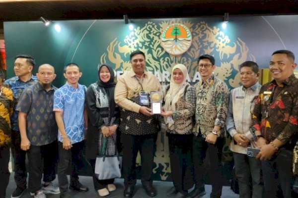 Terima Piala Adipura ke-8, Bupati Chaidir Syam: Bahu Membahu Bersihkan Maros