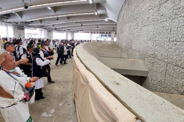 Jemaah Haji Mulai Lempar Jumrah
