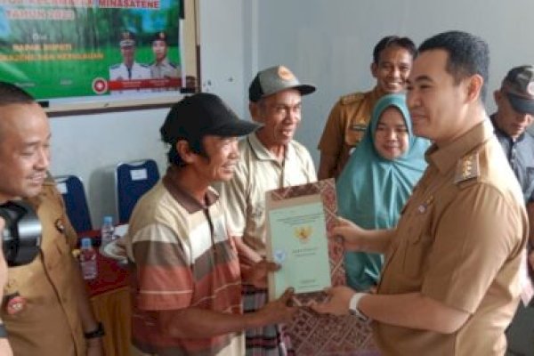 Bupati Pangkep Yusran Serahkan Ratusan Sertifikat Tanah Program Redistribusi