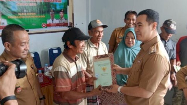 Bupati Pangkep Yusran Serahkan Ratusan Sertifikat Tanah Program Redistribusi