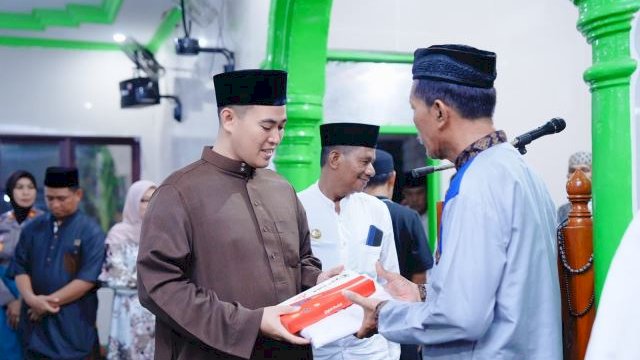 Bupati Pangkep Yusran Kembali Bagikan Sembako di Safari Ramadan Tamangapa