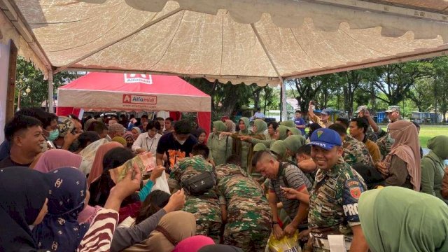 Pasar Murah Pemkab Pangkep-Kodim 1421 Diserbu Warga