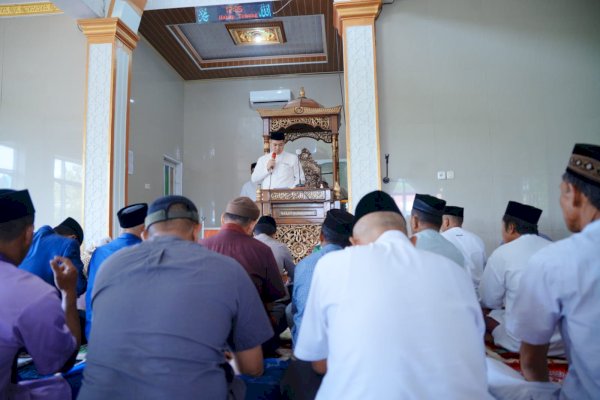 Bupati Pangkep Yusran Bagikan Sembako di Desa Pitue