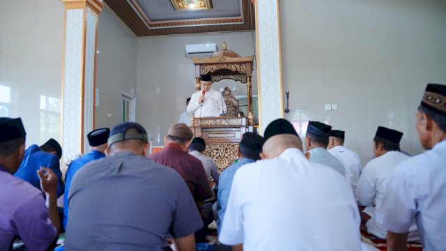 Bupati Pangkep Yusran Bagikan Sembako di Desa Pitue