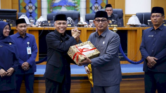 Wabup Syahban Sammana bersama Ketua DPRD Pangkep Syahban Sammana di Rapat Paripurna.(F-Humas)